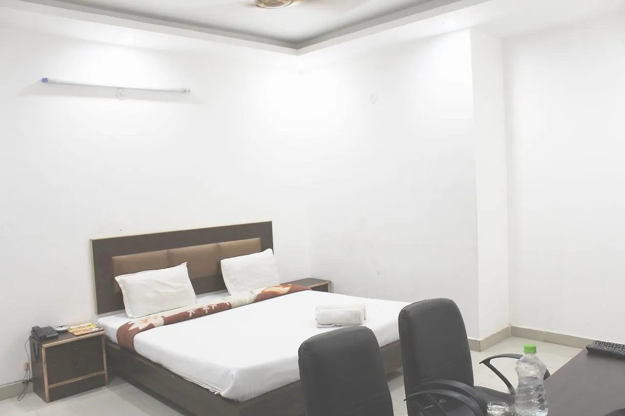 Hotel Aerosky Új-Delhi 0*,